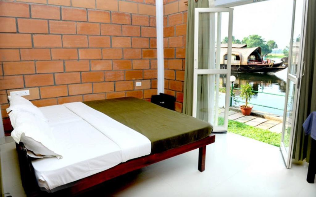 Riverine Resort Alappuzha Room photo