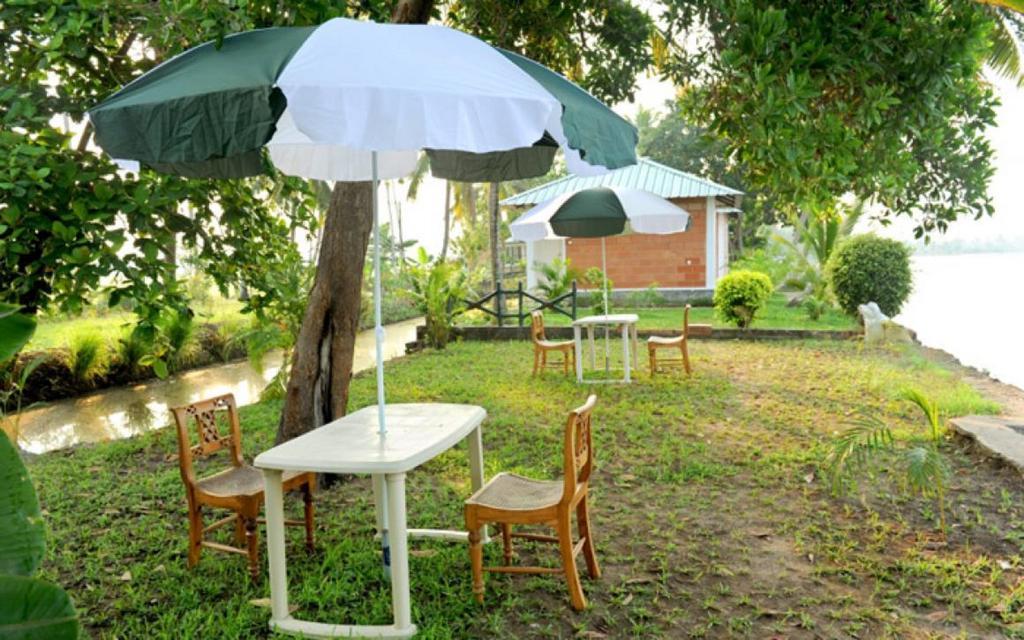 Riverine Resort Alappuzha Exterior photo