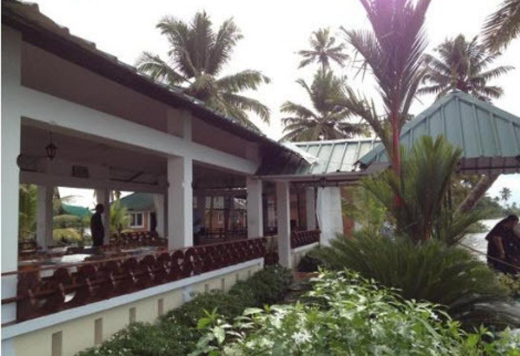 Riverine Resort Alappuzha Exterior photo